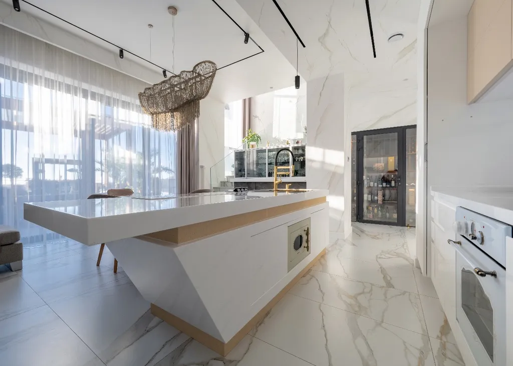 Современная вилла с красивым видом на море