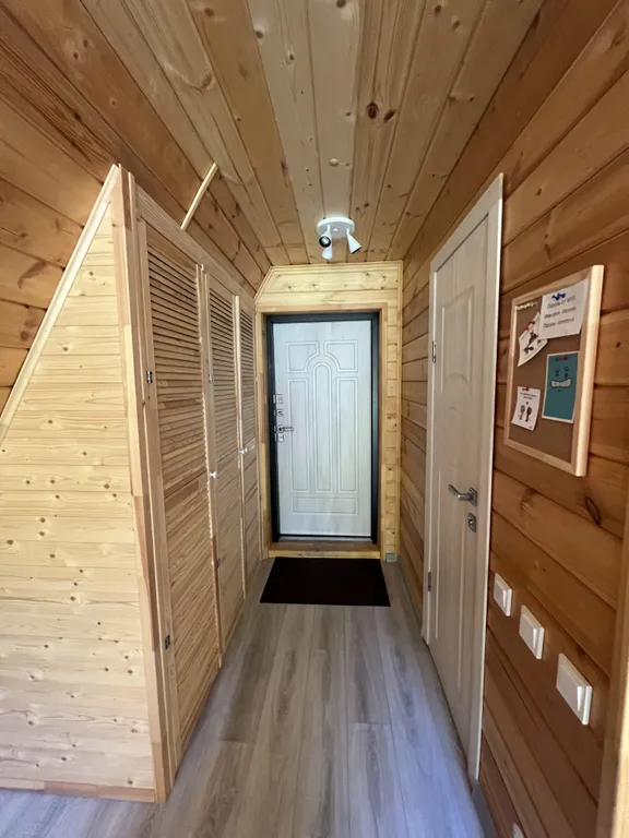 Уютный треугольный дом в окружении леса