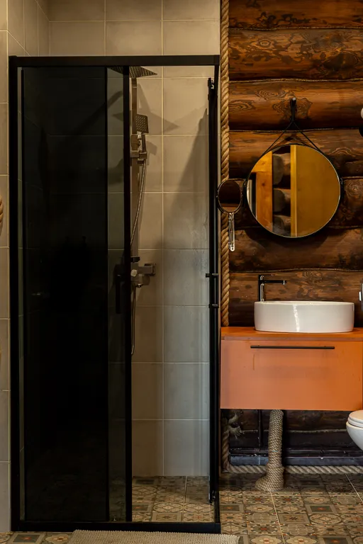 Сруб на окраине деревни