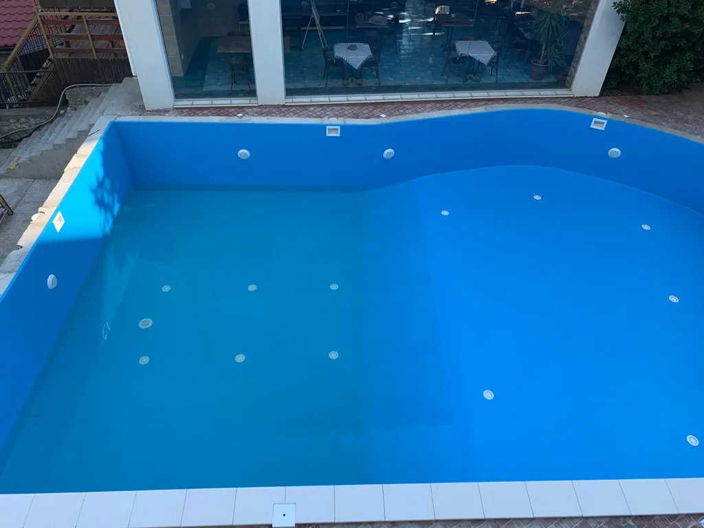 Студия с видом на море диваном и балконом