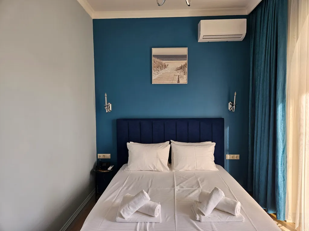 Номер люкс с балконом и видом на море в отеле атлас