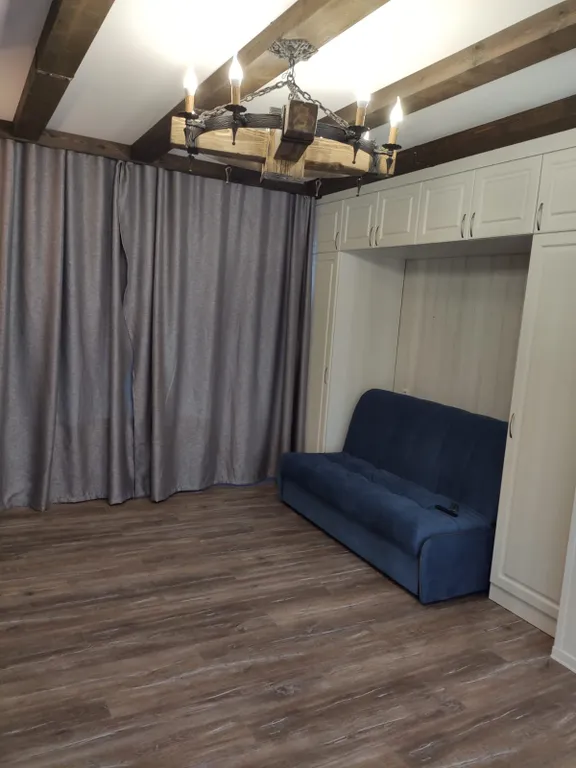 Танхаус камином трёхэтажный, с балконом, 3 комнаты не изолированные.