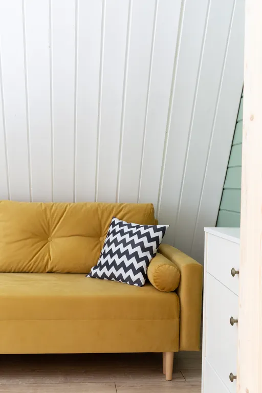 Уютный дом шалаш в лесу