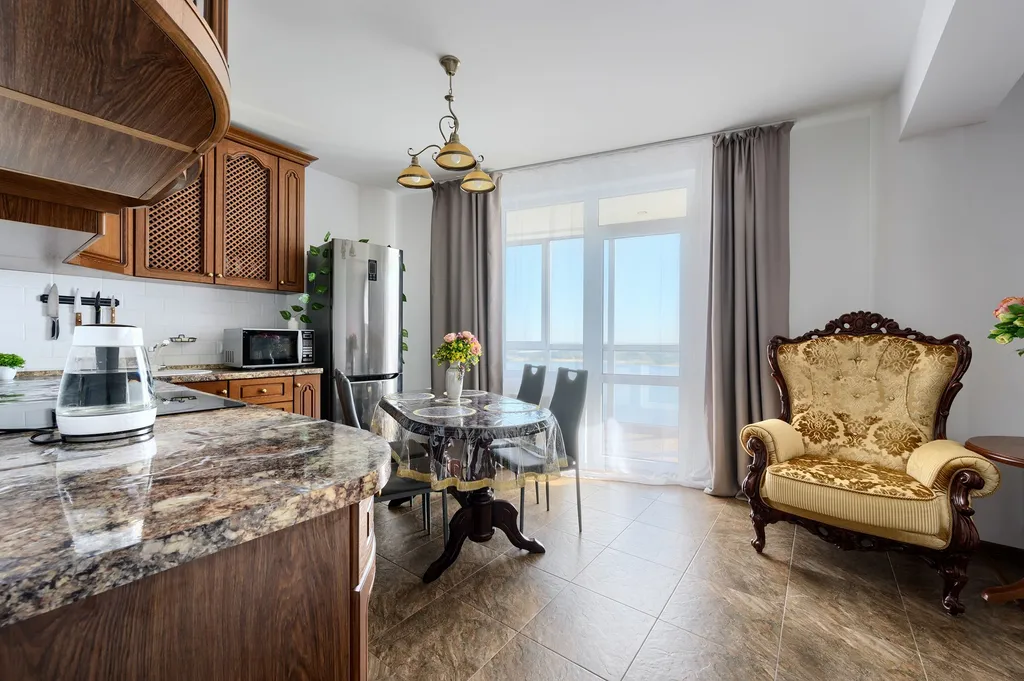 Жизнь с видом реку: огромная лоджия с панорамным остеклением в пол!