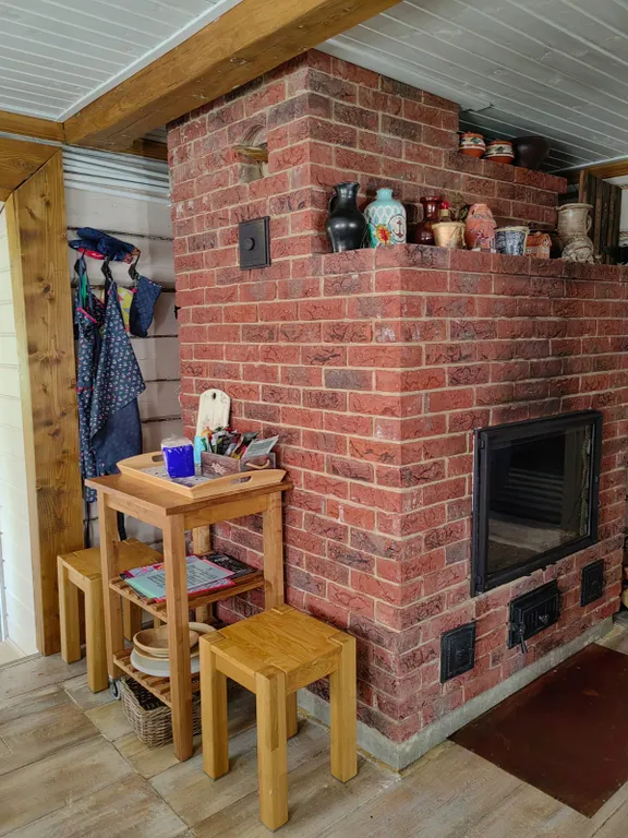 Красивый дом с камином на берегу живописной реки