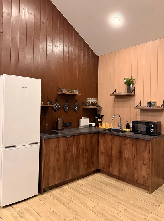 Дом с просторной террасой у леса