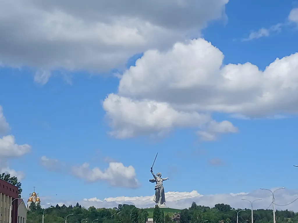 Жизнь с видом реку: огромная лоджия с панорамным остеклением в пол!