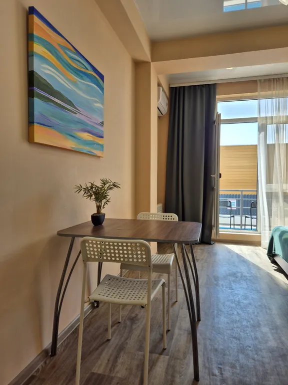 Яркая студия с видом на бассейн