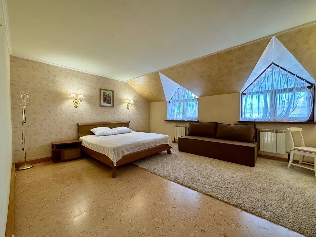 Дом с сауной и бассейном в черте города