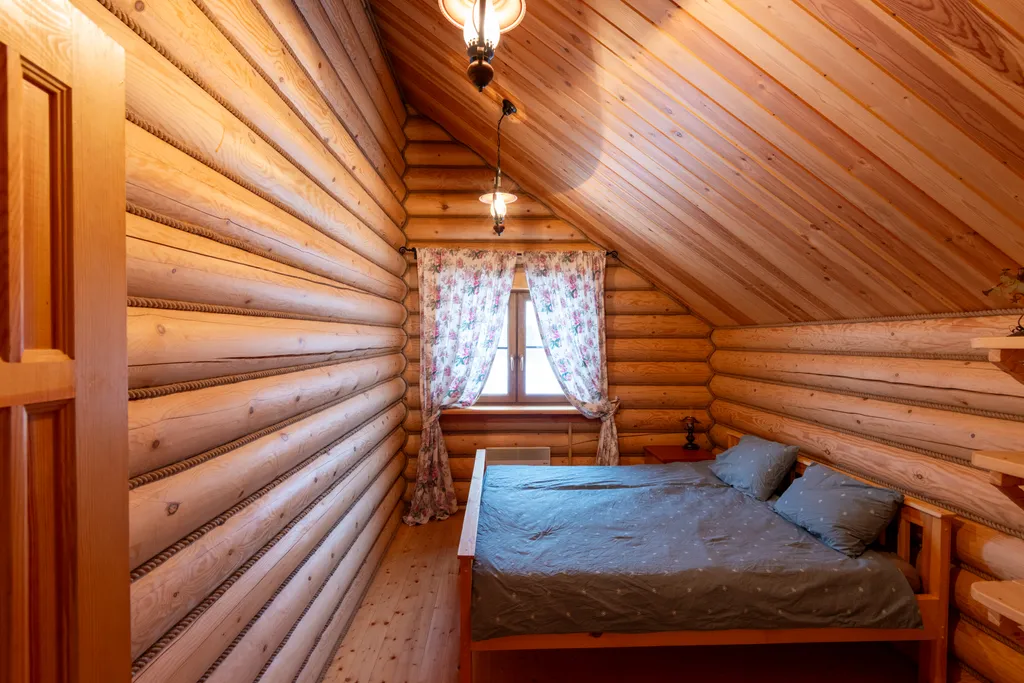 Большой деревянный коттедж рядом с озером и лесом