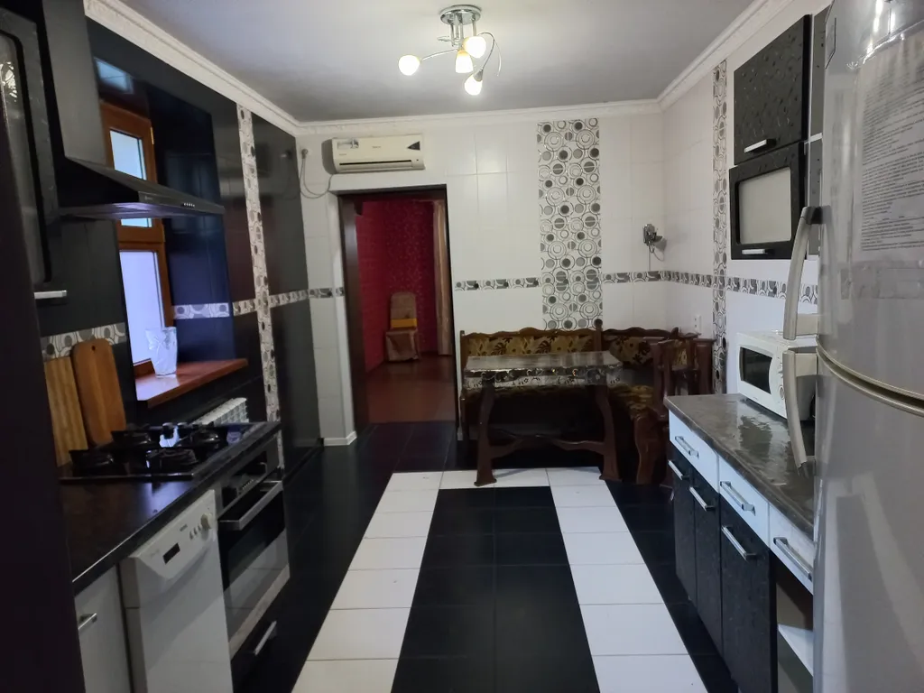 Дом с сауной и бильярдом в центре