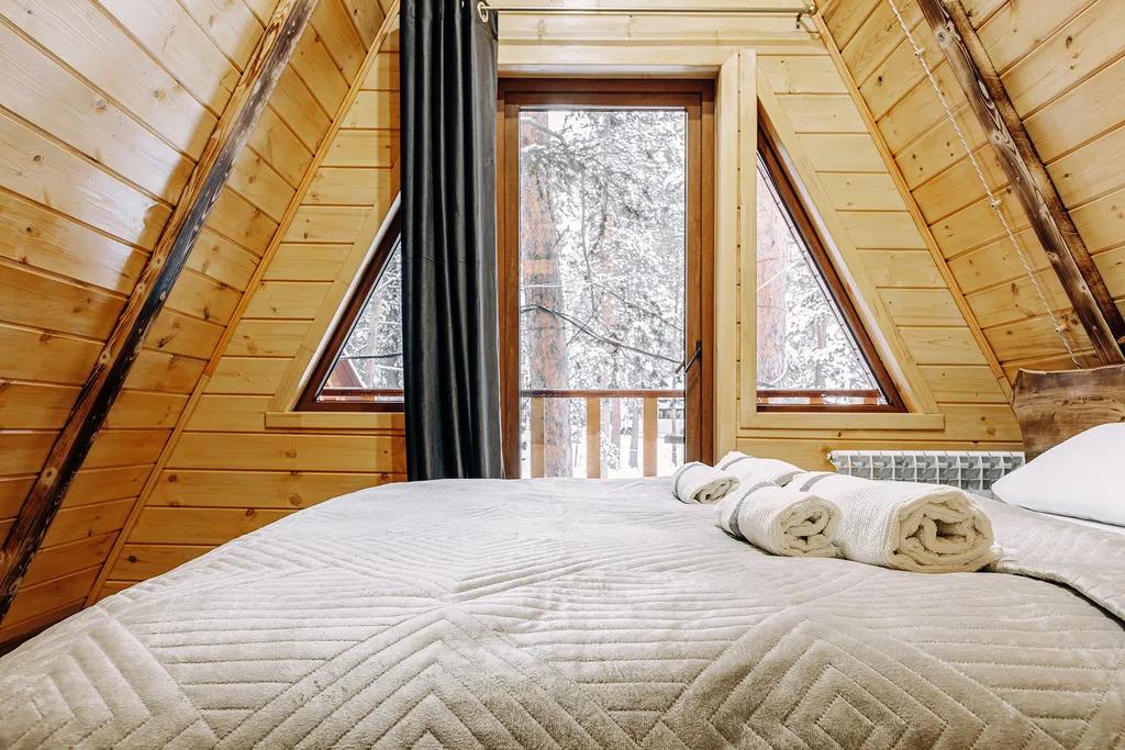 Коттедж с бассейном в лесу