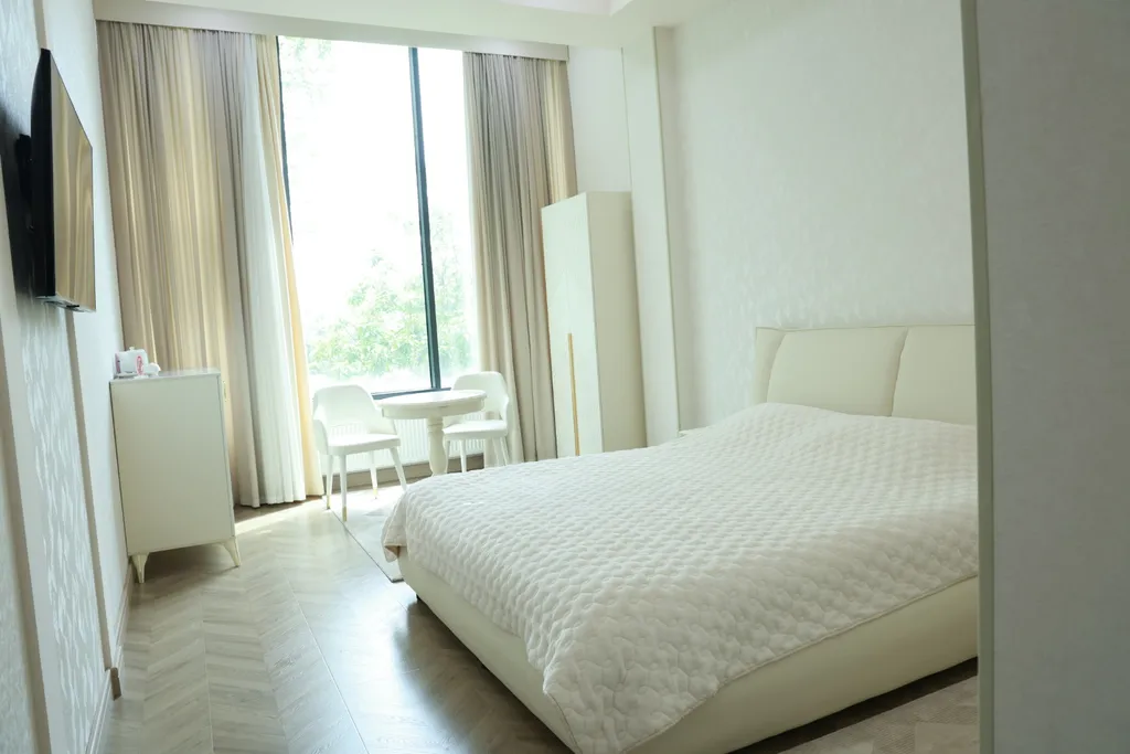 Номер с кроватью размера king-size и видом на сад