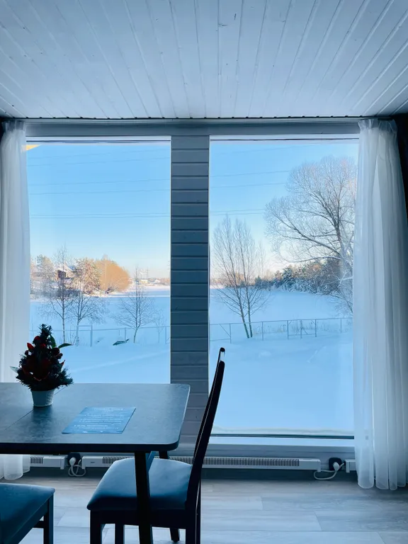 Номер с панорамными окнами и видом на озеро