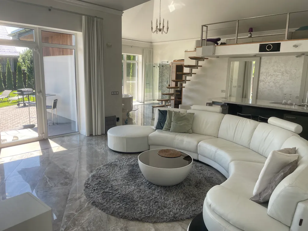 Уютный современный и стильный дом инфракрасной сауной и джакузи