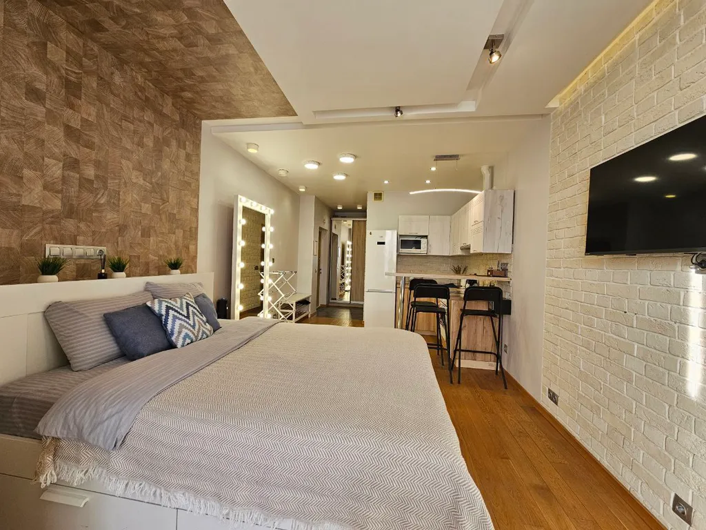 Стильная студия с панорамным окном на Борисовке White Lodging