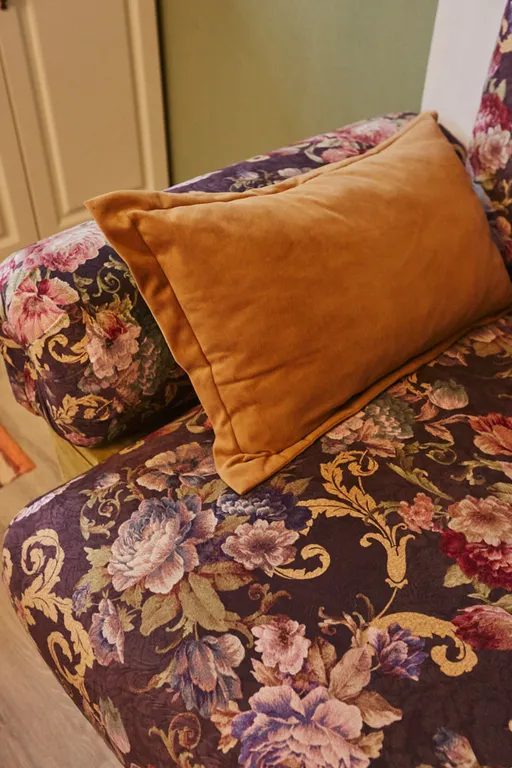 Уютный светлый дом в окружении природы