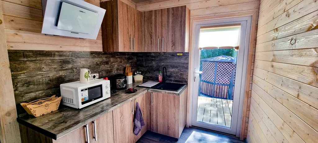 Уютный дом у реки с беседкой и верандой