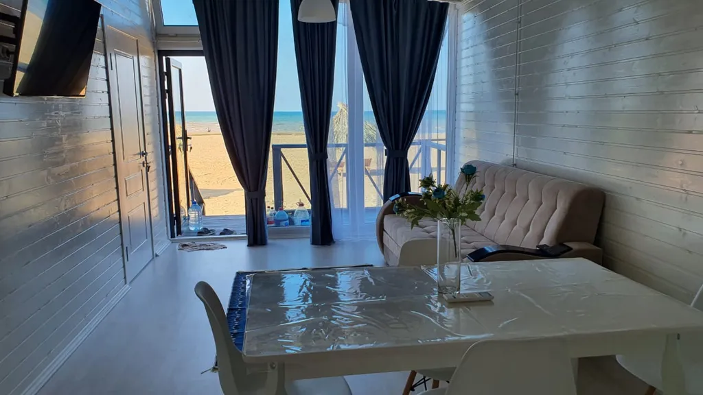 Домик на берегу моря