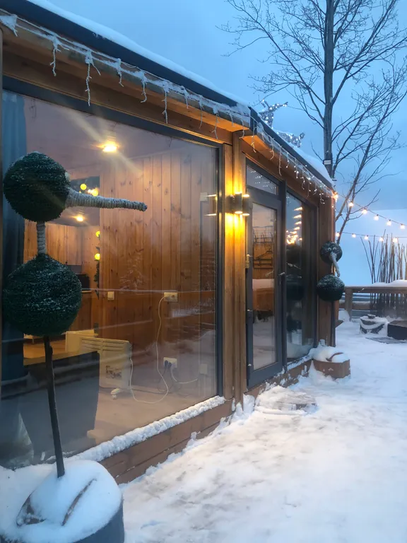 Новая вилла с горячей джакузи в террасе в черте города