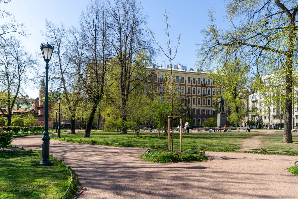 Четырехкомнатная квартира с бaлкoнoм в цeнтрe