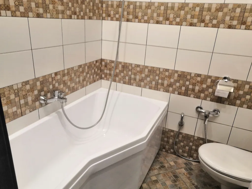 Современный дом с уличной подогреваемой купелью и сауной