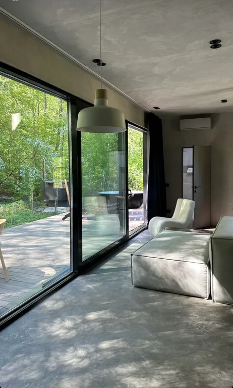 Премиальный дом с дизайнерским камином на дровах в лесу