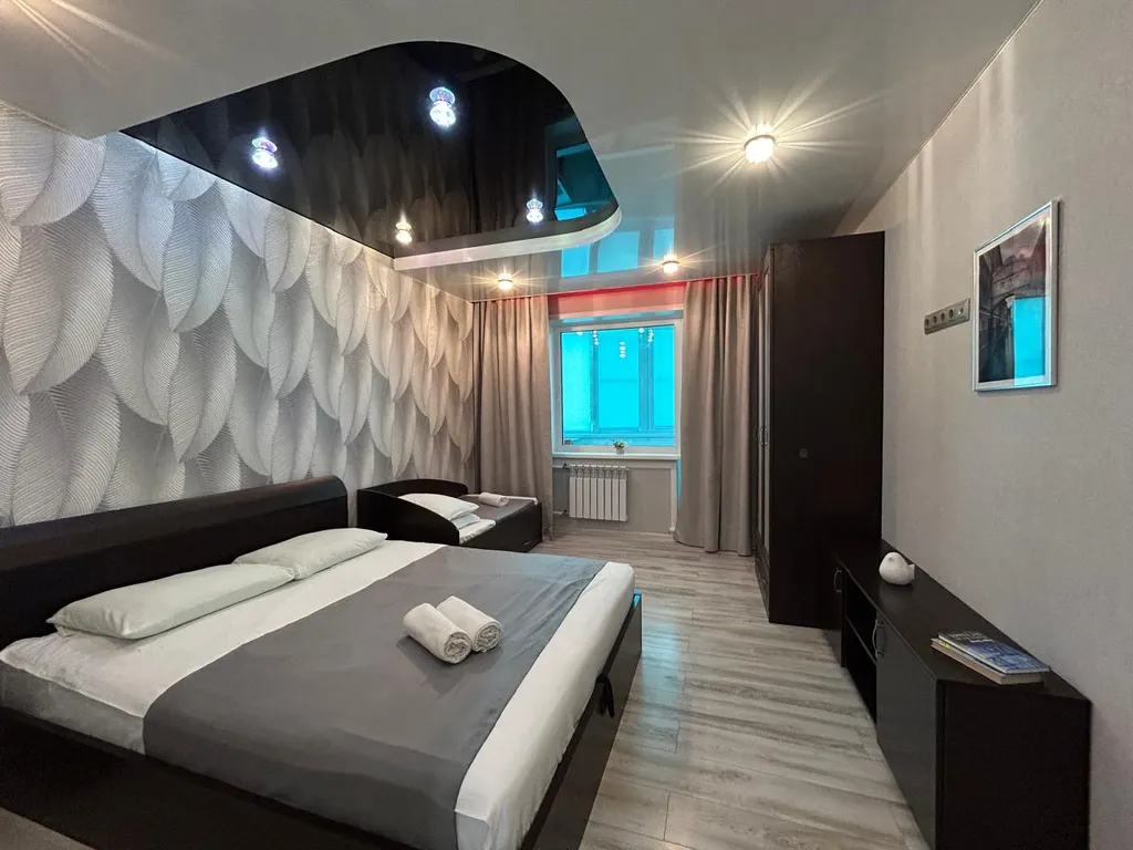 Современная трехкомнатная квартира с большой кухней