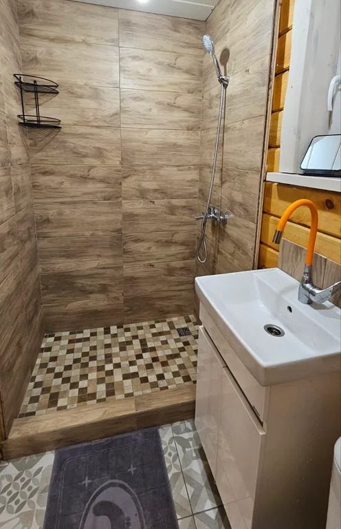 Новый кедровый дом в горах на берегу реки в тихом красивом месте