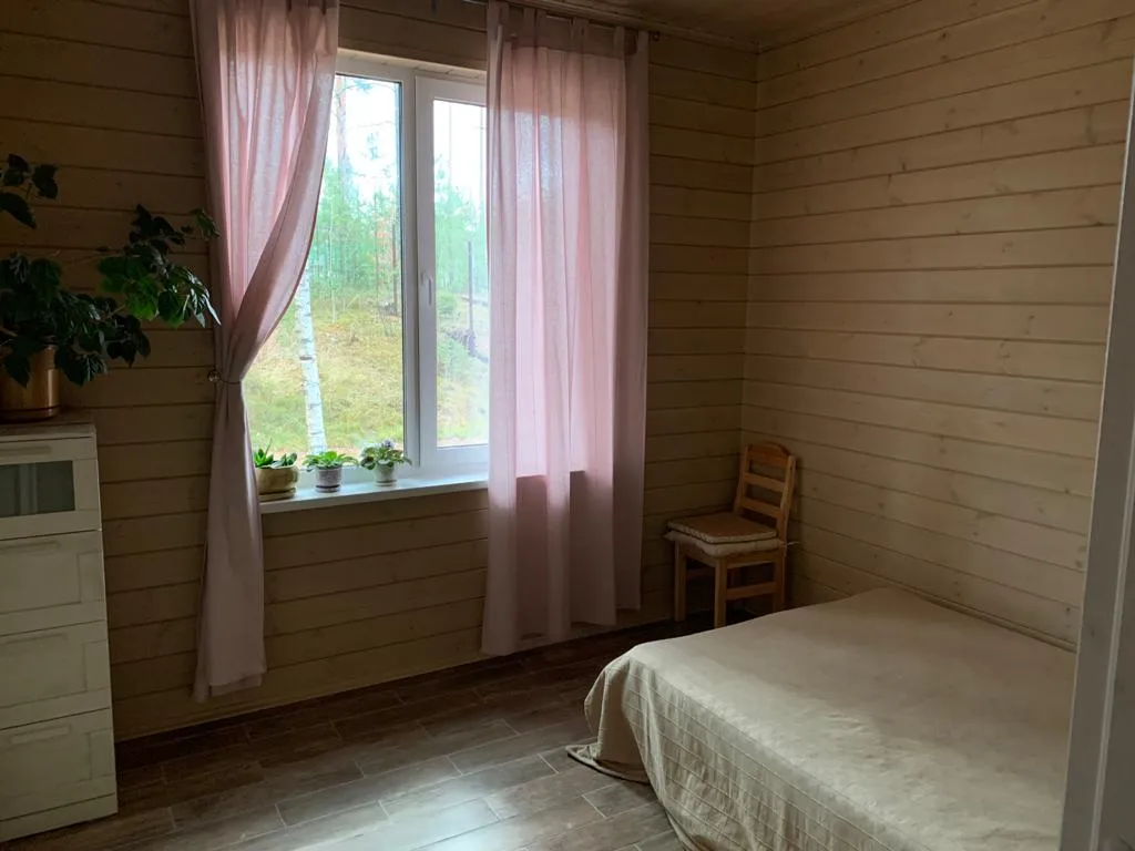 Дом с камином и панорамными окнами в сад