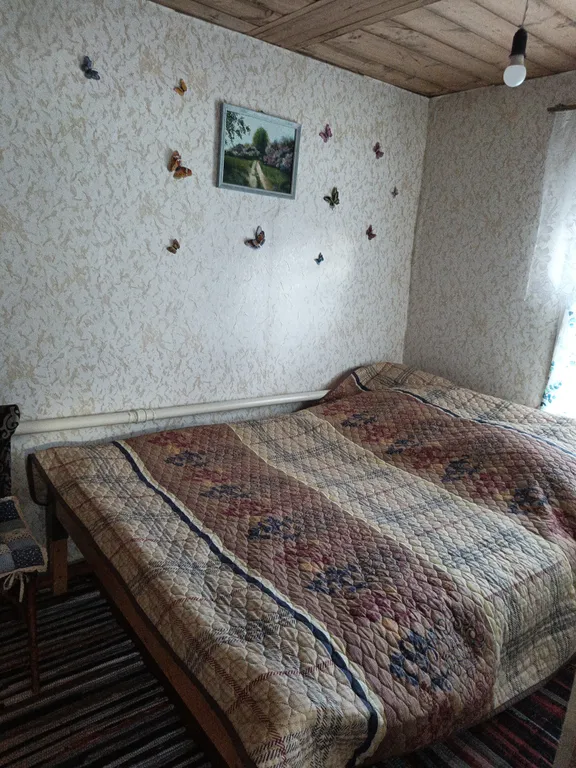 Деревенская изба на тихой улочке