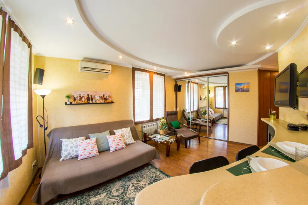 Студия с камином и рядом с достопримечательностями