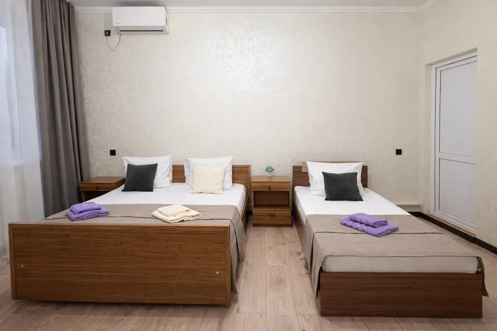 Трехместный улучшенный номер с собственной ванной комнатой