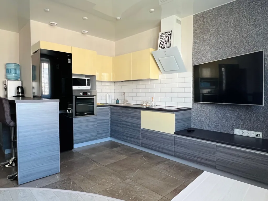 Студия + спальня с джакузи и панорамным балкон около ЛА Трактор