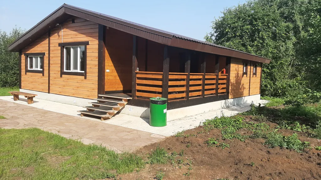 Новые деревянные дома в предгорье Уральских горберегу 3 рек