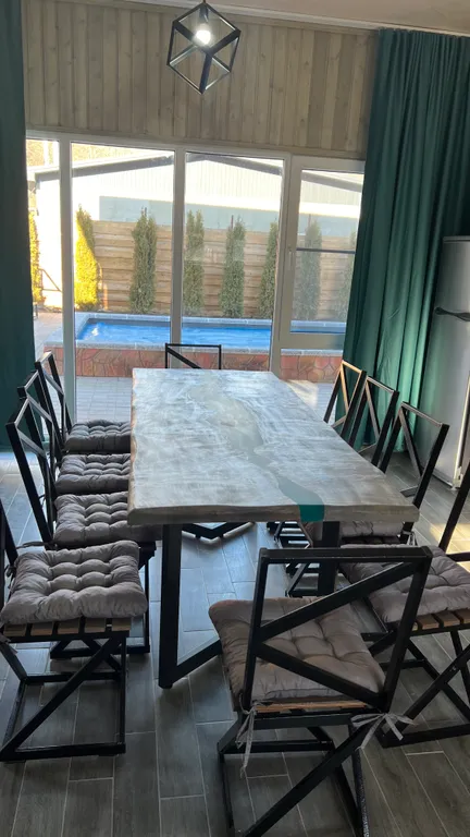 Вилла с бассейном на берегу реки