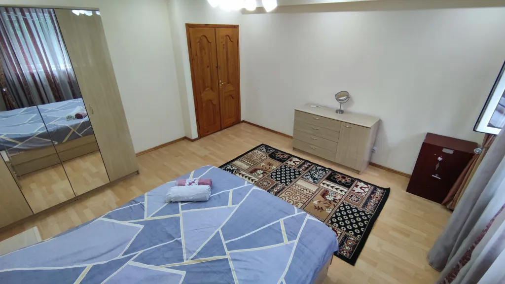 Четырехкомнатная квартира в центре Бишкека