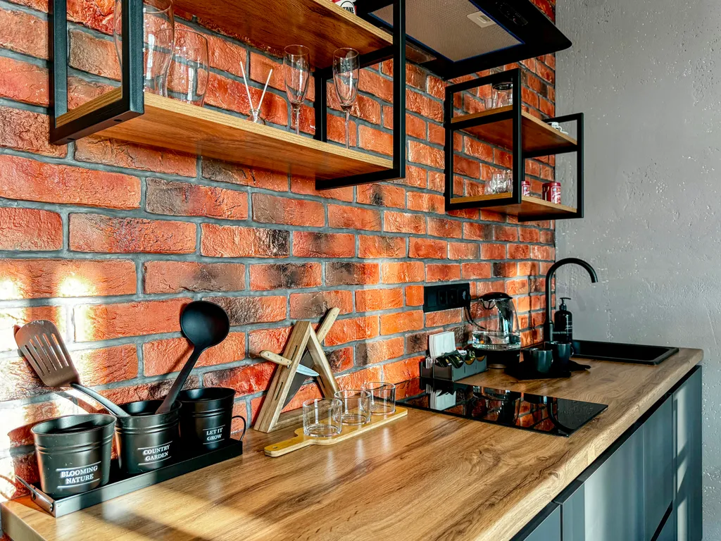 Брутальная студия в стиле лофт, панорамный вид