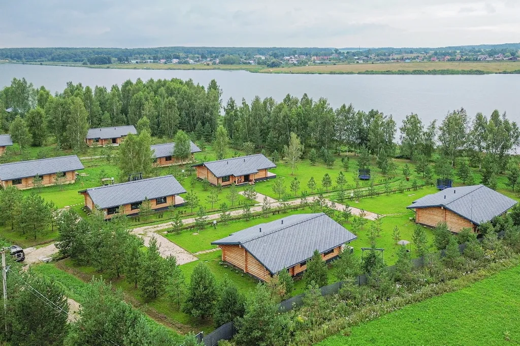 Дом на берегу большого озера