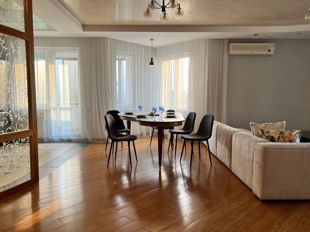 Уютная квартира с прекрасными видами в центре Алматы