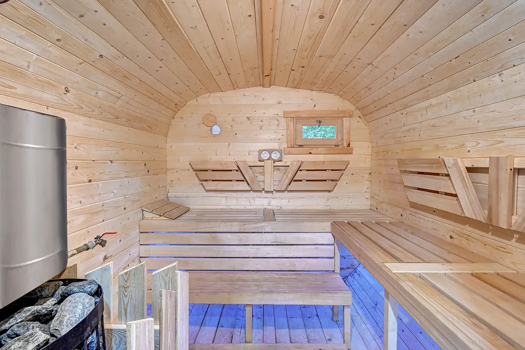 Коттедж с бассейном возле леса