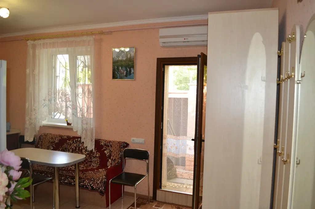 Двухкомнатный дом в санаторной зоне Евпатории