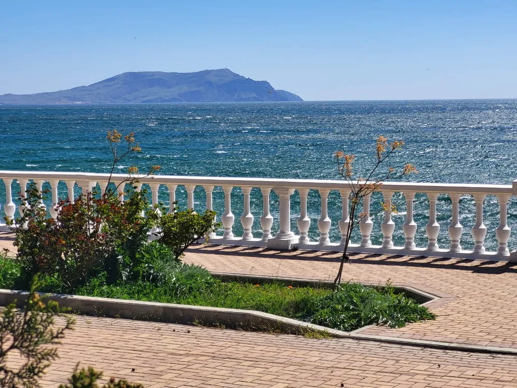 Двухэтажные срубы на берегу моря