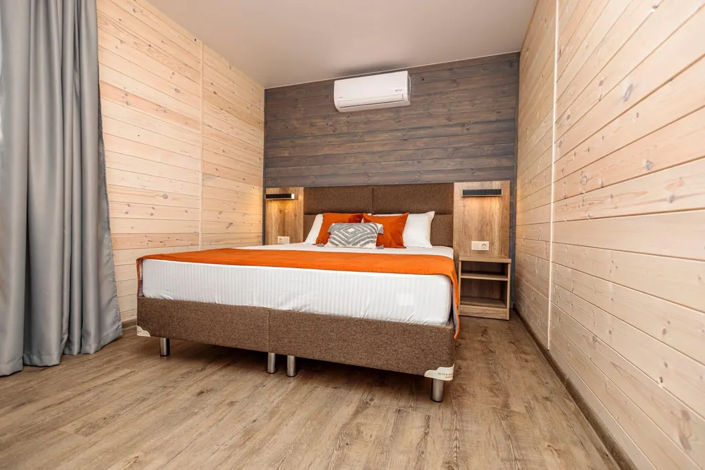 Барнхаус с террасой, бассейном и мангалом на территории