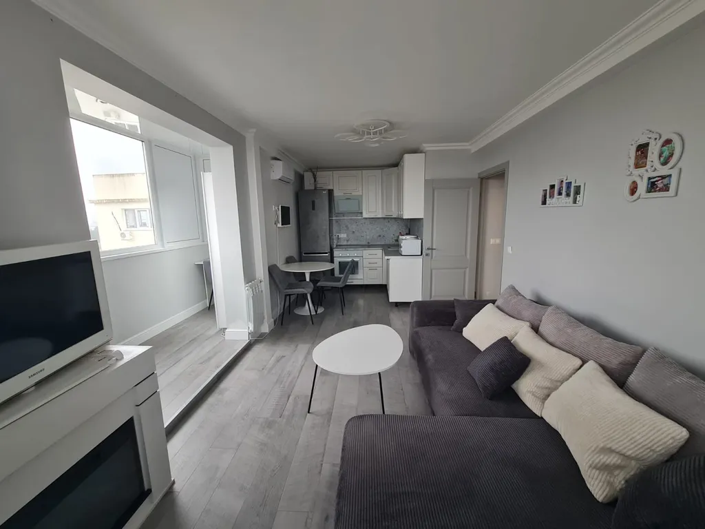 Трёхкомнатная квартира в Сочи  с видом на море и горы