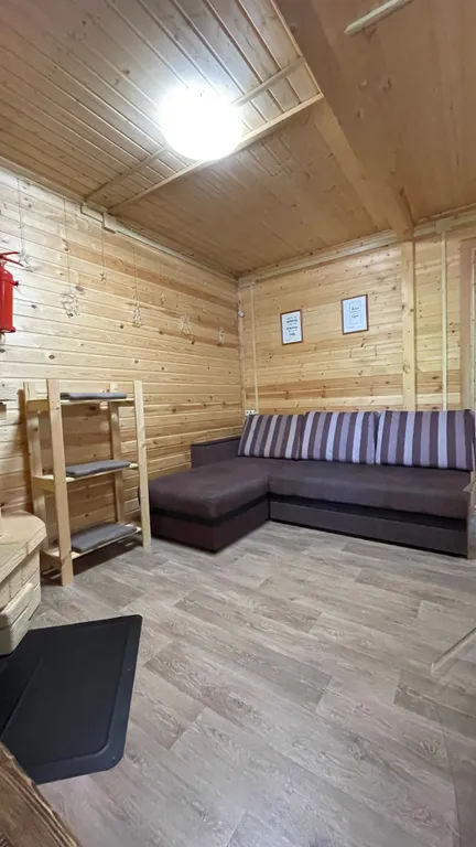 Уютный Дом в лесу с камином.