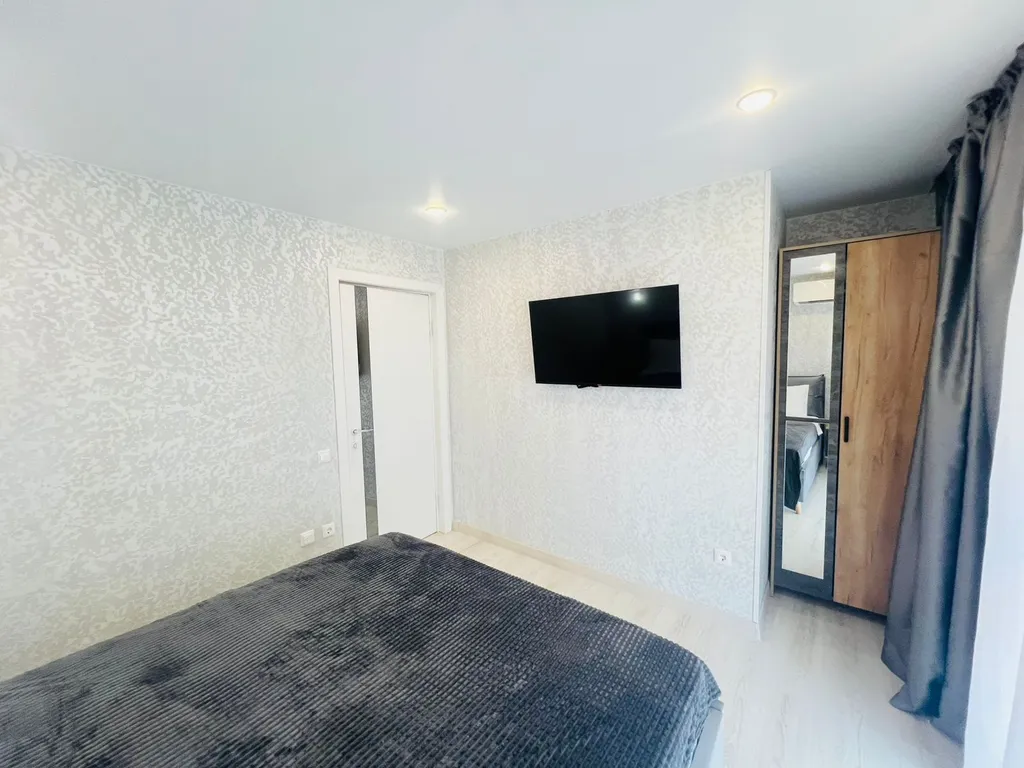 Двухуровневая трёхкомнатная квартира с балконом и бассейном