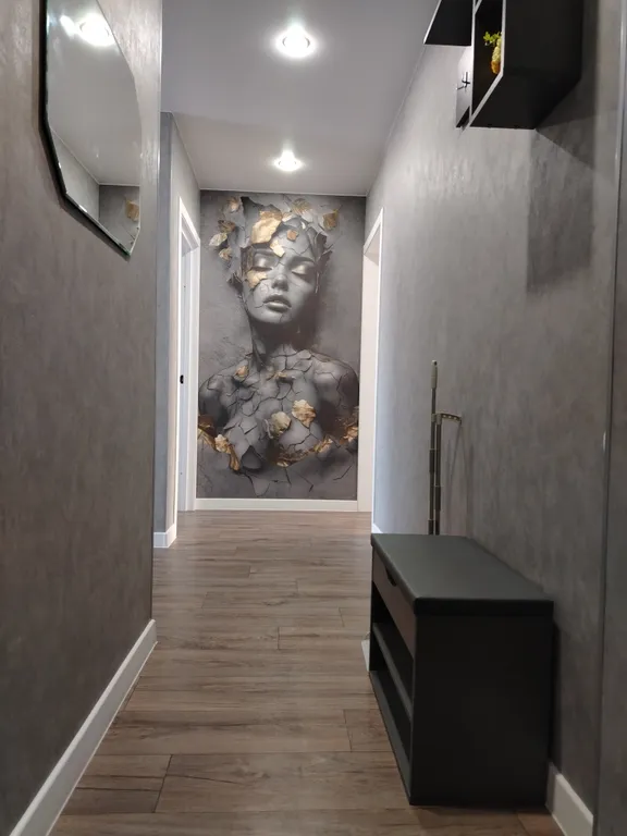 2-комнатная квартира в центре на втором этаже с застеклённым балконом