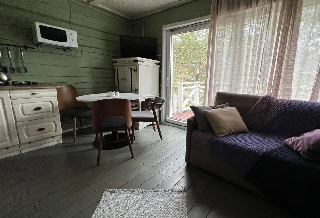 Дом сканди с камином с видом на озеро