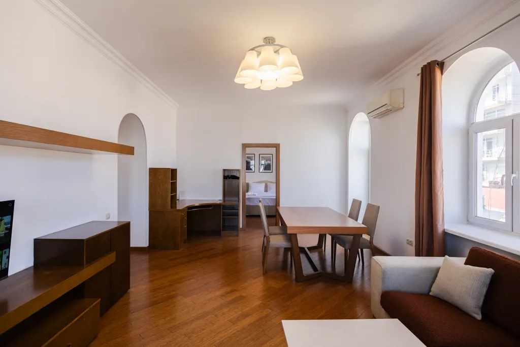 Апартаменты с видом на торговую улицу